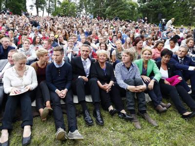 Mitglieder der AUF, Ministerpräsident Stoltenberg und Ex-Ministerpräsidentin Gro Harlem Brundtland auf der Insel. Foto: Heiko Junge Gedenken