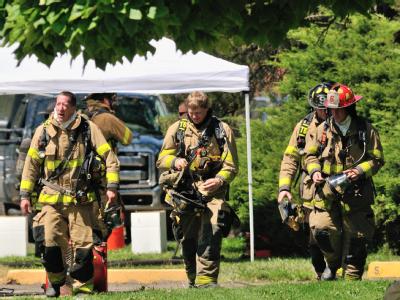 Nach der Entschärfung der Sprengfallen: Feuerwehrleute in Aurora. Foto: Bob Pearson Nach der Entschärfung
