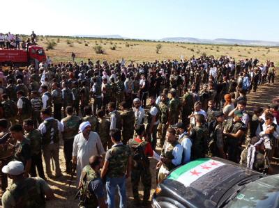 Rebellen versammeln sich im nordsyrischen Aleppo. Foto: epa/Abdurrarhman Al Sherif/Anadolu Rebellen in Aleppo