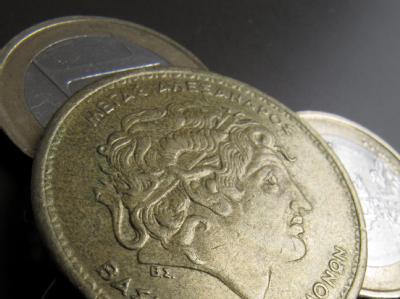 Drachme- und Euro-Münzen: Ist ein Bankrott Griechenlands noch abzuwenden? Foto: Stephan Jansen/Symbolbild Drachme vor Euro