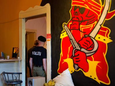 Polizeibeamte durchsuchen in Berlin Räume in einem Mietshaus. Der Klub im Erdgeschoss wird Rockern der Bandidos zugeordnet. Foto: Soeren Stache/Archiv Durchsuchung im Rockermilieu