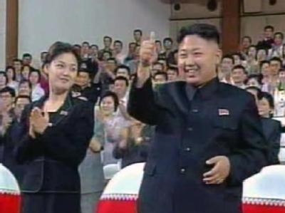 Ein Standbild aus einem Video (Quelle: North Korean Central TV Broadcasting station) zeigt Nordkoreas Machthaber Kim Jong Un in Begleitung einer Frau in Pyongyang. Foto: Yonhap News Agency Kim Jong Un hat geheiratet