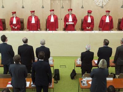 Der Zweite Senat des Bundesverfassungsgericht in Karlsruhe bei der Urteilsverkündung über das neue Wahlrecht für Bundestagswahlen. Foto: Uli Deck Verfassungsrichter