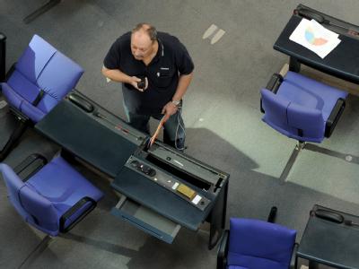 Arbeiten im Plenarsaal des Bundestages: Arbeiten müssen jetzt auch die Abgeordneten - an einem neuen Wahlrecht. Foto: Tim Brakemeier Plenarsaal