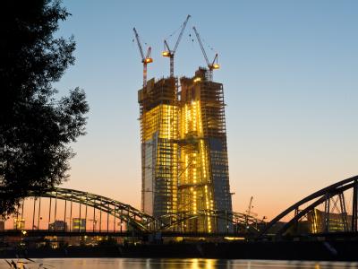 Ein bisschen Geld ist noch da: Der Neubau der EZB am Mainufer in Frankfurt. Foto: Boris Roessler EZB-Neubau in Frankfurt