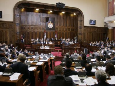 Die Vereidigung der neuen serbischen Regierung verzögert sich durch eine Marathondebatte weiter. Foto: Andrej Cukic Serbisches Parlament