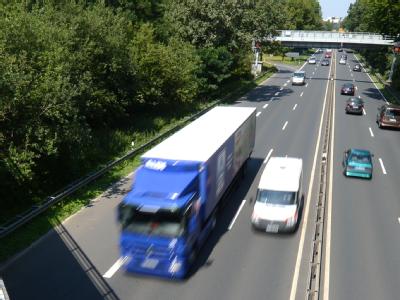Wenn Lkw Bundesstraßen verstopfen, um Maut zu sparen, ärgern sich Anwohner über Lärm und Staus. Abhilfe soll Mautpflicht auf vierspurigen Bundesstraßen bringen. Foto: Peter Steffen/Archiv Neue Lkw-Maut-Strecken
