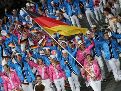 Mit Natascha Keller an der Spitze lief das deutsche Team ins Olympiastadion ein. Foto: Michael Kappeler Begeistert
