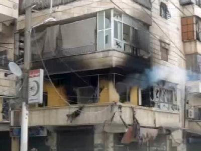 Der Ausschnitt aus einem Video Ugarit News zeigt eine zerstörte Häuserfront in Aleppo (Syrien). Foto: Ugarit News dpa Syrien - Aleppo