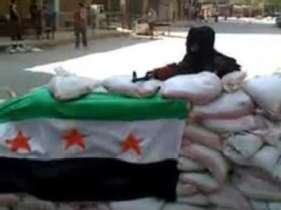 Der Ausschnitt aus einem Video Ugarit News vzeigt einen bewaffneten Mann hinter Sandsäcken in Aleppo. Foto: Ugarit News (ACHTUNG: Bestmögliche Qualität. DPA nutzt das Bild von einer alternativen Quelle und kann keine Gewähr für den genauen Ort und das gen Aleppo