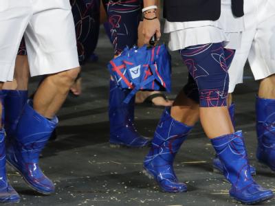 Die tschechischen Athleten leisteten sich eine kleine Spitze in Richtung der Briten. Wegen des typisch englischen Wetters zogen sie sich Gummistiefel bei der Eröffnungsfeier an. Foto: Michael Kappeler Gag