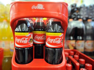 Coca-Cola in Flaschen: Äußerlich und im Geschmack sind sie gleich. doch der Anteil des umstrittenen Farbstoffs in Cola variiert je nach Land Foto: Henning Kaiser/Archiv Coca-Cola