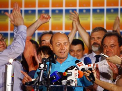 Rumäniens Präsident Basescu jubelt nach den ersten Hochrechnungen. Foto: Mihai Barbu Rumäniens Präsident Traian Basescu