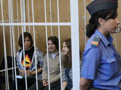 Nadeschda Tolokonnikowa, Jekaterina Samuzewitsch und Maria Aljochina (v.l.) werden im Gericht streng abgeschirmt. Foto: Sergei Chirikov/Archiv Prozess gegen Pussy Riot