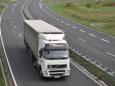 Bundesweit wird die Gebühr auf rund 1135 Kilometer Bundesstraßen fällig, die vierstreifig ausgebaut sind. Foto: Patrick Pleul Lkw-Maut