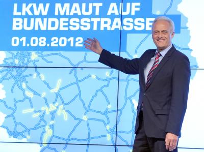 Bundesverkehrsminister Peter Ramsauer in der Toll-Collect-Zentrale in Berlin den symbolischen Startschuss für die Lkw-Maut auf vierstreifigen Bundesstraßen. Foto: Britta Pedersen Startschuss für Lkw-Maut auf vierstreifigen Bundesstraßen