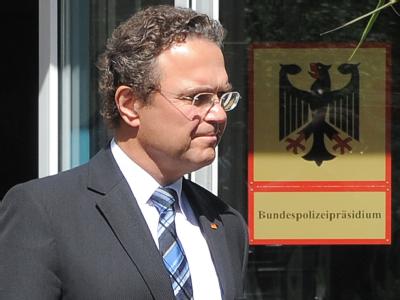 Bundesinnenminister Hans-Peter Friedrich nach der Amtseinführung des neuen Bundespolizeipräsidenten. Foto: Bernd Settnik Hans-Peter Friedrich