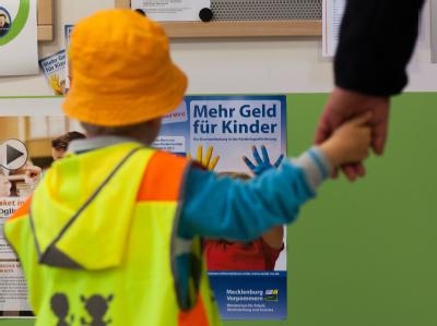 Informationsplakat der Landesregierung in einer Kita: Es fehlen noch immer 130 000 Kita-Plätze. Foto: Jens Büttner Kita