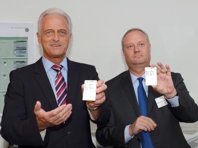 Bundesverkehrsminister Peter Ramsauer (l) und Toll-Collect-Chef Hanns-Karsten Kirchmann zeigen in der Toll-Collect-Zentrale in Berlin Tickets für die Lkw-Maut. Foto: Britta Pedersen Startschuss für Lkw-Maut auf vierstreifigen Bundesstraßen