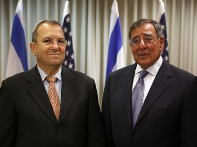 Israels Verteidigungsminister Ehud Barak (l.) im Gespräch mit seinem US-Kollegen Leon Panetta. Foto: Gali Tibbon Panetta in Israel