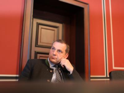 Udo Pastörs (NPD) ist zu acht Monaten auf Bewährung verurteilt worden. Foto: Jens Büttner Pastörs