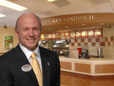 US-Unternehmer Dan Cathy, Chef der Fastfood-Kette «Chick-fil-A» löste mit Aussagen zur Schwulen-Ehe eine Kontroverse aus. Er hatte einer christlichen Nachrichtenagentur erklärt, seine Firma sei schon immer nach «der biblischen Definition der Familie» ausg Chick-fil-A-Chef
