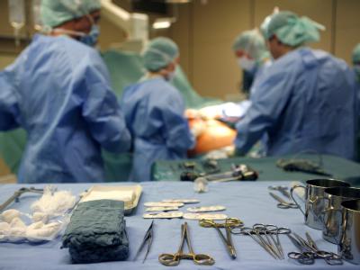 Chirurgen operieren in einer Klinik einen Patienten. Foto: Jens Ressing/Archiv Organspende-Skandal