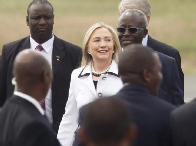 US-Außenministerin Clinton wird auf dem Flughafen in Nairobi begrüßt. Foto: Dai Kurokawa US-Außenministerin Clinton in Kenia