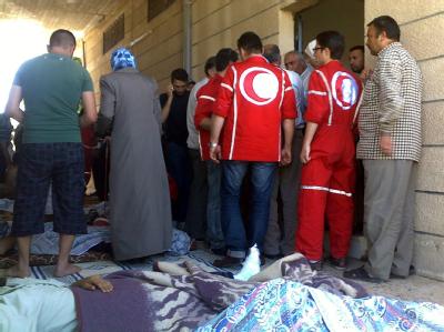Mitarbeiter des Roten Kreuzes besuchen Verwundete in Hula. Foto: Houla Media Center/ Archiv Rotes Kreuz in Syrien