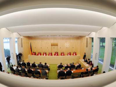 Prinzipienstreit oder verfassungsrechtliche Notbremse? Europa sucht Wege zur Euro-Rettung - und dabei ist einer vorgezeichnet: Der nach Karlsruhe. Foto: Uli Deck Bundesverfassungsgericht in Karlsruhe