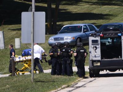 Polizisten auf dem Gelände des Sikh-Tempel in Oak Creek, Wisconsin. Foto: Tannen Maury Schießerei