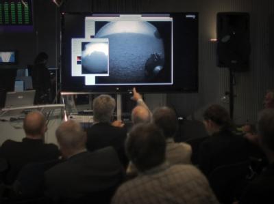 Wissenschaftler und Journalisten schauen sich im Kontrollzentrum der Europäischen Raumfahrtagentur Esa die Übertragung der Roboterlandung an. Die Esa ist mit einem Strahlenmessgerät an der Mission beteiligt. Foto: Fredrik von Erichsen Live-Übertragung im Esa-Zentrum in Darmstadt