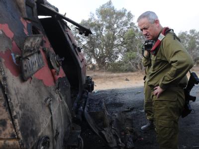 Ein Stabschef des israelischen Militärs inspiziert eines der zerstörten Militärfahrzeuge, das die bewaffneten Angreifer nach ihrem Angriff auf den ägyptischen Militärkontrollposten am Sinai entwendet hatten. Foto: Gal Ashuach Zerstörtes ägyptisches Militärfahrzeug
