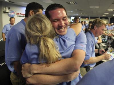 NASA-Mitarbeiter im Jet Propulsion Laboratory in Pasadena, Kalifornien, liegen sich nach der erfolgreichen Landung des Mars-Rovers in den Armen. Foto: Brian van der Brug Erleichterte NASA-Mitarbeiter