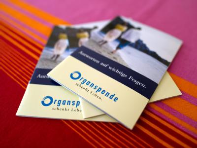 75 Prozent der 14- bis 75-jährigen Bundesbürger stimmen einer Organspende grundsätzlich zu, aber nur 25 Prozent haben bislang einen Spenderausweis. Foto: Arno Burgi Broschüren zur Organspende