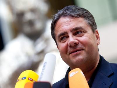 Der SPD-Bundesvorsitzende Sigmar Gabriel äußert sich auf einer Pressekonferenz zur Europa-Politik. Foto: Kay Nietfeld Sigmar Gabriel