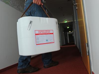 Organtransportbox: In Deutschland werden nach einem Zeitungsbericht immer mehr Spenderorgane an der offiziellen Warteliste vorbei vergeben. Foto: Jens Kalaene Organspende