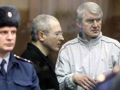 Platon Lebedew (r), der Ex-Geschäftspartner von Michail Chodorkowski, kommt überraschend fast dreieinhalb Jahre früher aus dem Gefängnis. Foto: Sergei Chirikov Chodorkowski-Partner Lebedew