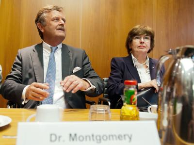 Ärztepräsident Frank Ulrich Montgomery und Anne-Gret Rinder, Vorsitzende der Prüfungskommission der Bundesärztekammer. Foto: Maurizio Gambarini Beratung über Praxis der Organspenden
