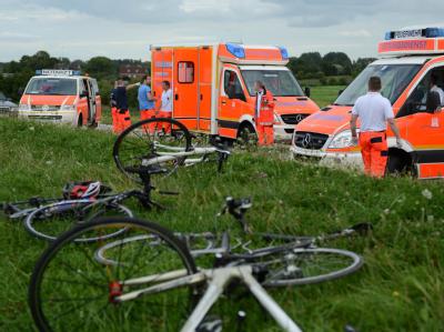Ein LKW ist in den Vier- und Marschlanden nach einem Überholmanöver in eine Fahrradfahrergruppe gefahren. Dabei wurde ein Radfahrer getötet und mindestens zwei weitere verletzt. Foto: Christian Timmann LKW fährt in Fahrradfahrergruppe