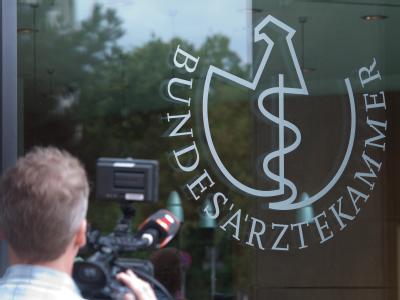 Berlin vor der Bundesärztekammer. Dort hat eine Sondersitzung der Kommissionen zur Prüfung und Überwachung der Organtransplantation bei der Bundesärztekammer stattgefunden. Foto: Maurizio Gambarini Bundesärztekammer