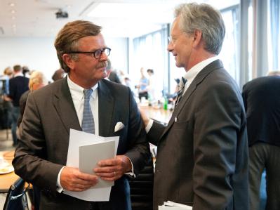 Ärztepräsident Frank Ulrich Montgomery (l) und Georg Baum, Hauptgeschäftsführer der Deutschen Krankenhausgesellschaft (DKG), nehmen am Donnerstag (09.08.2012) in Berlin an einer Pressekonferenz teil. Foto: Maurizio Gambarini Beratung über Praxis der Organspenden
