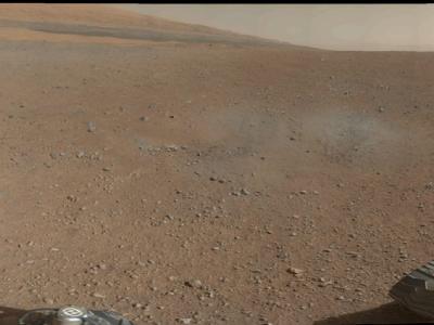 Ausschnitt aus dem ersten farbigen 360-Grad Panorama-Foto vom Mars. Am linken Bildrand: Mount Sharp, das Missionsziel des Mars Rovers Curiosity. Foto: Nasa/JPL-Caltech Curiosity Farbfoto