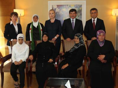 US-Außenministerin Clinton und ihr türkischer Amtskollege Ahmet Davutoglu posieren mit syrischen Flüchtlingen in Istanbul. Foto: Hakan Goktepe/ Foreign Minister Press Office Clinton in der Türkei