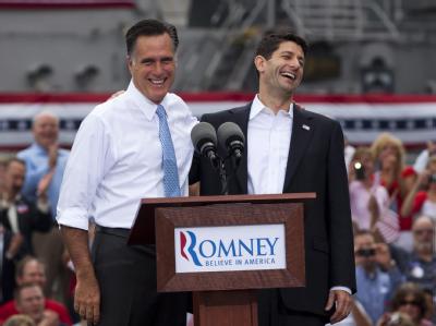 Auf einem Kriegsschiff hat der US-Präsidentschaftsbewerber Mitt Romney den Konservativen Paul Ryan offiziell als seinen Kandidaten fürs Vizeamt vorgestellt. Foto: Jim Lo Scalzo Mitt Romney und Paul Ryan