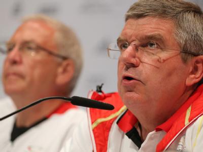Thomas Bach (r) und Michael Vesper verteidigten die umstrittenen Zielvereinbarungen mit den Fachverbänden. Foto: Christian Charisius DOSB-Spitze