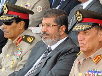 Armeekommandeur und Verteidigungsminister Tantawi (l), sowie Generalstabschef Anan (r) wurden von ihren Funktionen enthoben. Foto: Mohamed Smaha/ Egypt Presidency Ernste Mienen