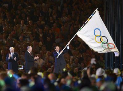 Eduardo Paes, Bürgermeister von Rio de Janeiro, schwenkt die olympische Fahne. Foto: Christophe Karaba Rio