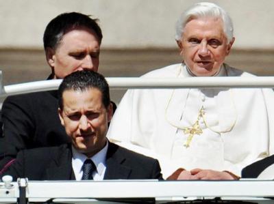 Der Kammerdiener des Papstes, Paolo Gabriele (vorne links), muss sich wegen schweren Diebstahls vor Gericht verantworten. Foto: Ettore Ferrari Kammerdiener des Papstes