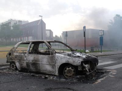 Bei den Ausschreitungen im nordfranzösischen Amiens waren 16 Polizisten verletzt worden. Foto: Guillaume Clement Ausgebrannter Wagen